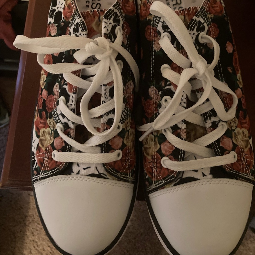 NEVER WORN White and black sneakers with skulls and roses size 11